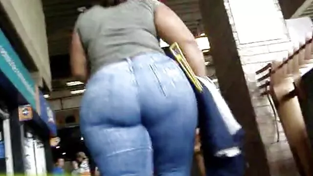 Adolescente pelirroja pálida recibe anal en el sofá xxx en español latino