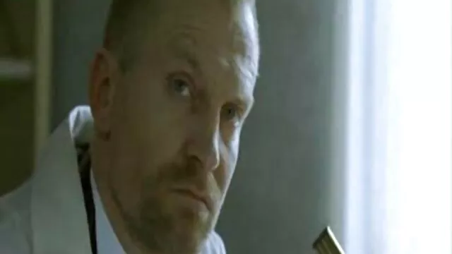 Chica blanca gorda recibe un sexo español latino trío