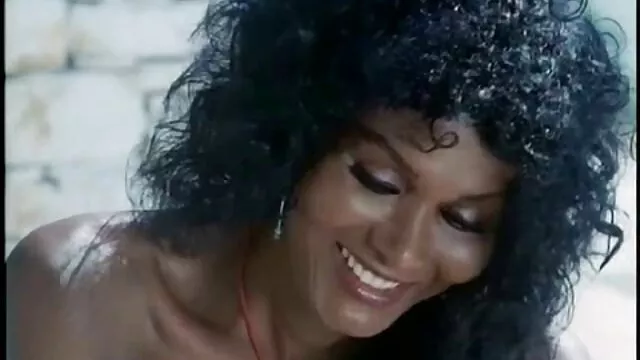 Tienda de tatuajes Freak Bitch Amythiest sexo xxx en español latino